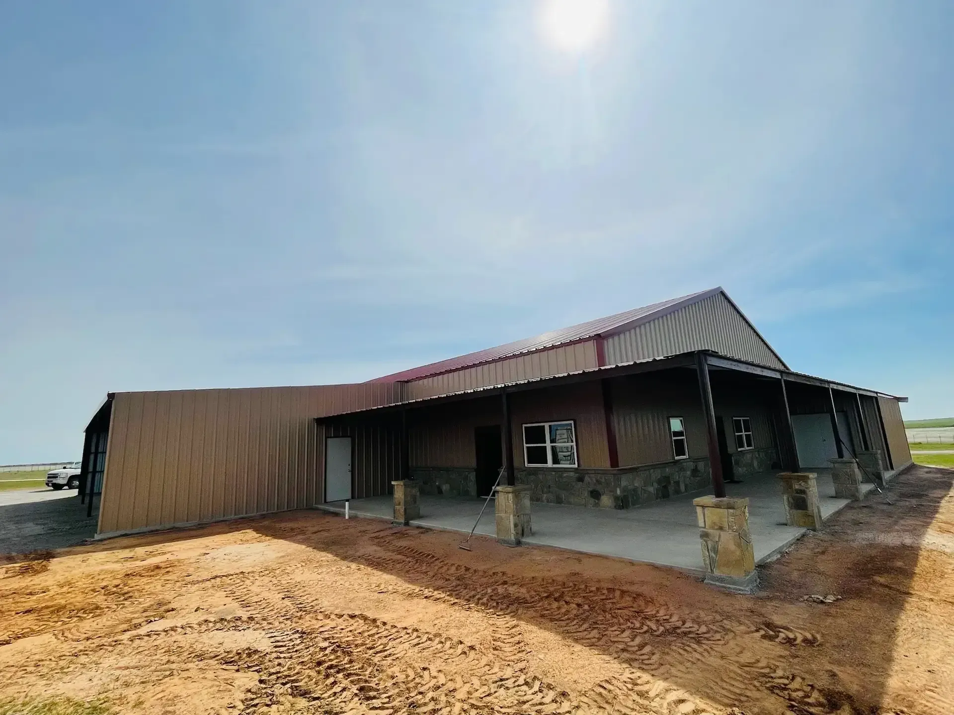 barndominium with large porch